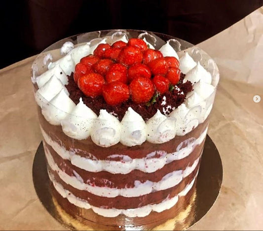 Çilekli Kırmızı Kadife Pasta